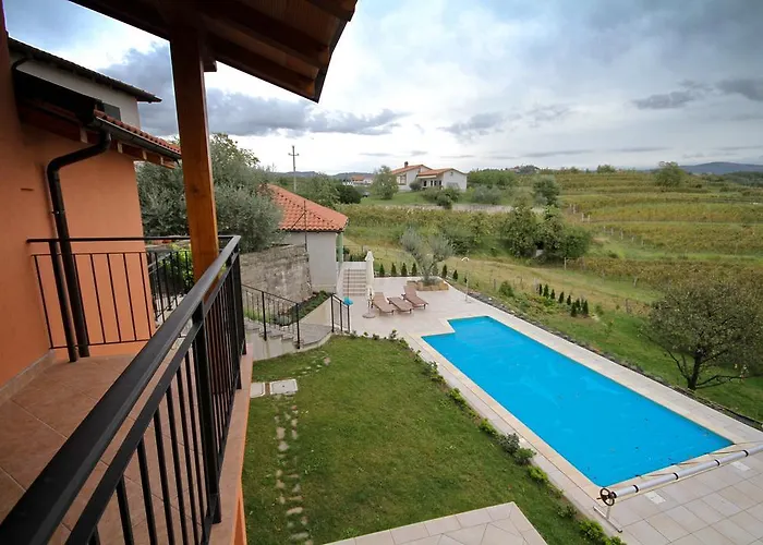 アパート Zoi ドブロボ